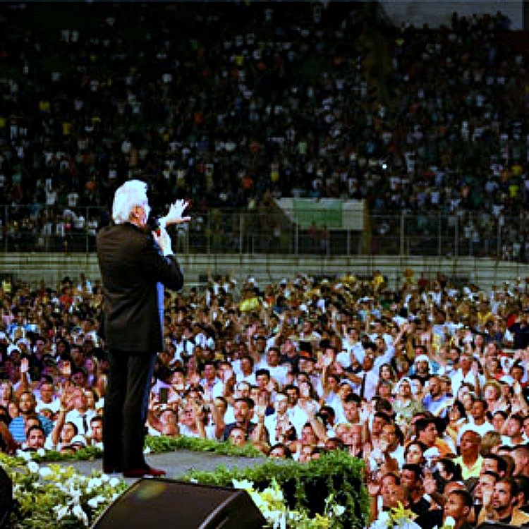 Benny Hinn speaking & healing in Brazil